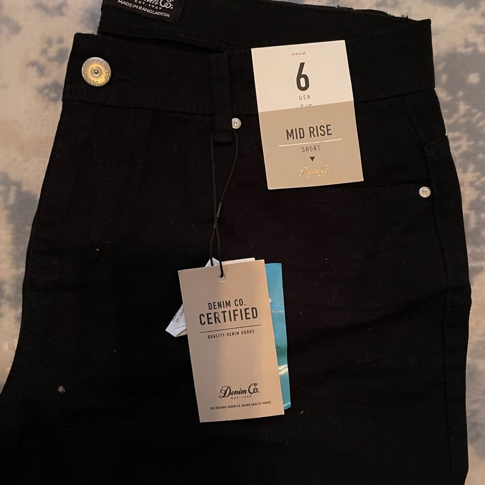 Black - mid rise - shorts